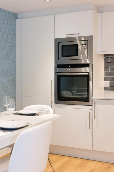Stunning 2 Bed Apartment, Fabulous Sea View & 2 Minutes To Beach With Parking Μπόρνμουθ Εξωτερικό φωτογραφία