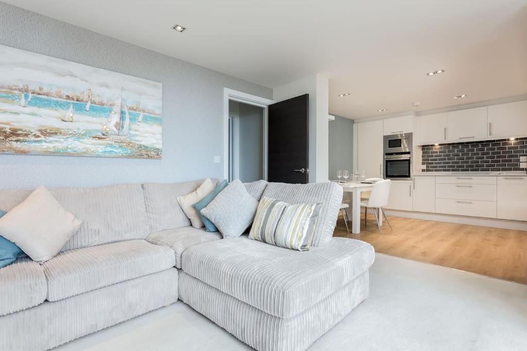 Stunning 2 Bed Apartment, Fabulous Sea View & 2 Minutes To Beach With Parking Μπόρνμουθ Εξωτερικό φωτογραφία