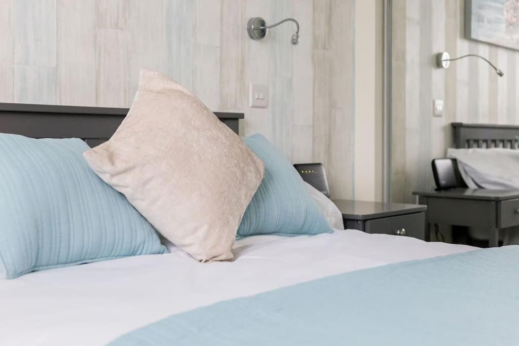 Stunning 2 Bed Apartment, Fabulous Sea View & 2 Minutes To Beach With Parking Μπόρνμουθ Εξωτερικό φωτογραφία